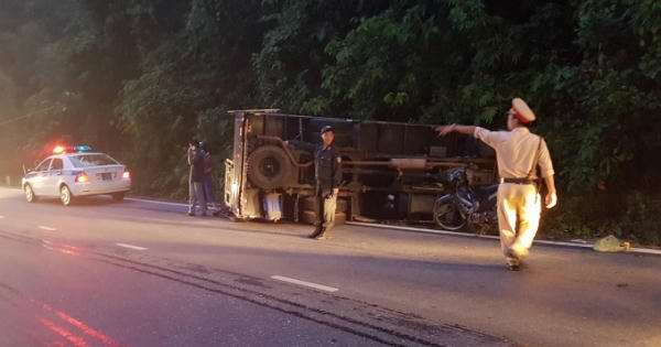 Lâm Đồng: Tài xế thắng gấp, xe tải lật trên đèo Bảo Lộc