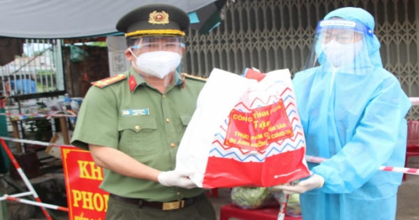 Những món quà bất ngờ lan tỏa niềm tin chống dịch