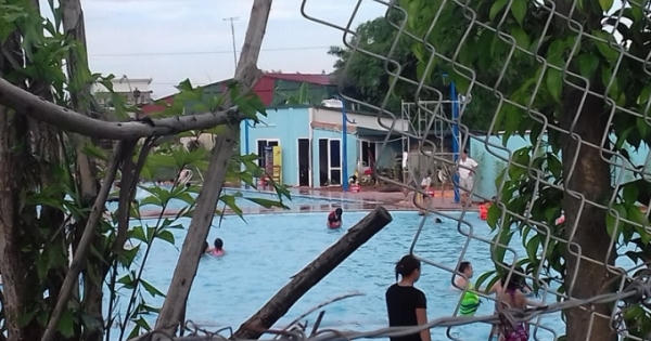 Hà Nội: Bể bơi và cây xăng không phép ngang nhiên mọc dưới chân cột điện cao thế? Hà Nội: Bể bơi và cây xăng không phép ngang nhiên mọc dưới chân cột điện cao thế?