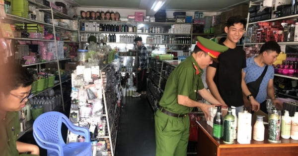 Quảng Bình: Phát hiện, xử lý cửa hàng bán mỹ phẩm không rõ nguồn gốc xuất xứ