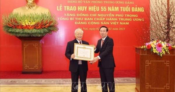 Tổng Bí thư Nguyễn Phú Trọng đón nhận Huy hiệu 55 tuổi Đảng