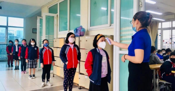 Quận đoàn Cầu Giấy phát khẩu trang, đồng hành cùng học sinh trở lại trường sau thời gian nghỉ phòng dịch Covid-19
