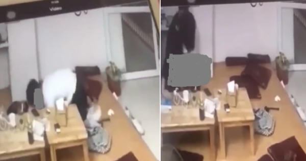 Đôi nam nữ "mây mưa" ở quán trà sữa bị nhân viên quán bắt tại trận Đôi nam nữ "mây mưa" ở quán trà sữa bị nhân viên quán bắt tại trận