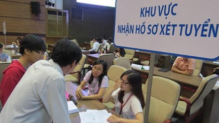 Đủ “chiêu” thu hút thí sinh