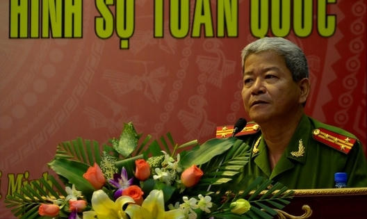 Bắt khẩn cấp 8 đối tượng trấn lột trên xe khách