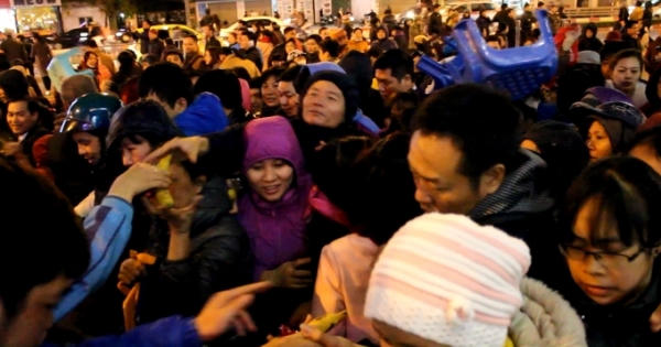 Hà Nội: "Biển người" chen lấn, xô đẩy xin lộc chùa Phúc Khánh