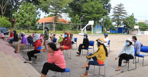 Người Sài Gòn cầm ‘tấm vé nghĩa tình’ mua thực phẩm miễn phí: ‘Dịch này không lo đói’