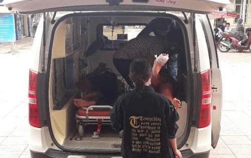 Chồng chém chết vợ rồi dùng dao đâm vào bụng để tự vẫn