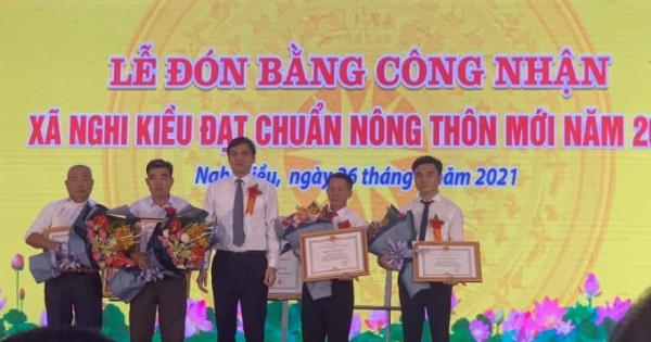 Phó chủ tịch Nghệ An trao bằng khen công nhận xã Nghi Kiều đạt chuẩn nông thôn mới