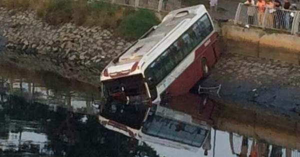 TP HCM: "Ủi bay" nhiều lan can và dải phân cách, xe khách cắm đầu xuống kênh