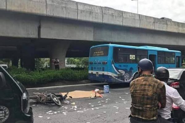 Người đàn ông đi xe máy bị xe buýt cán tử vong