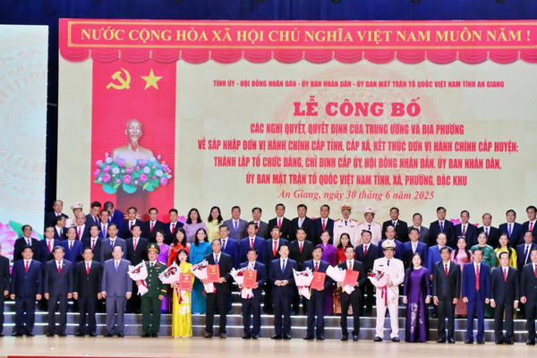 Phó Thủ tướng Chính phủ Mai Văn Chính dự lễ thành lập tỉnh An Giang mới