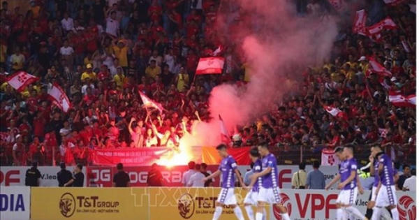 VFF vừa kêu gọi thắt chặt an ninh, sân Hàng Đẫy lại 'ngập' pháo sáng