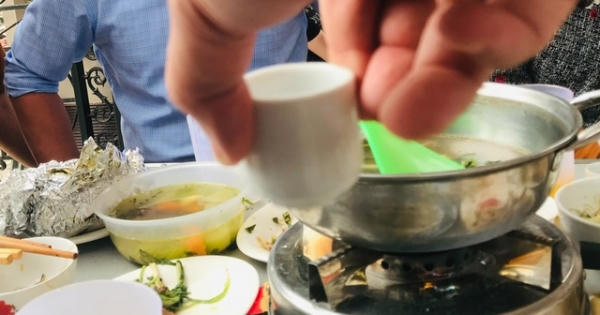 Đủ trò ép nhau nâng ly trên bàn nhậu