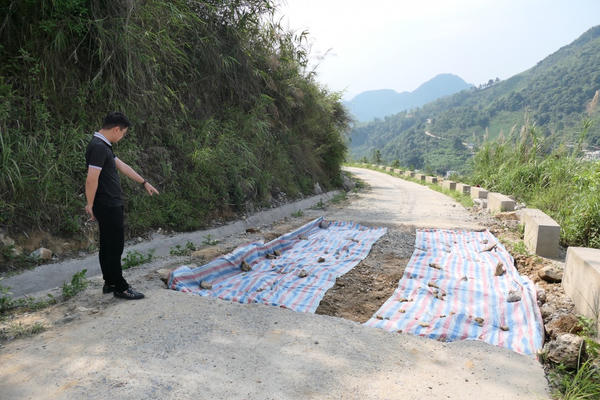 Hà Giang: Đường bê tông xuống cấp sau gần 1 năm sử dụng, UBND huyện Quản Bạ chỉ đạo sửa chữa