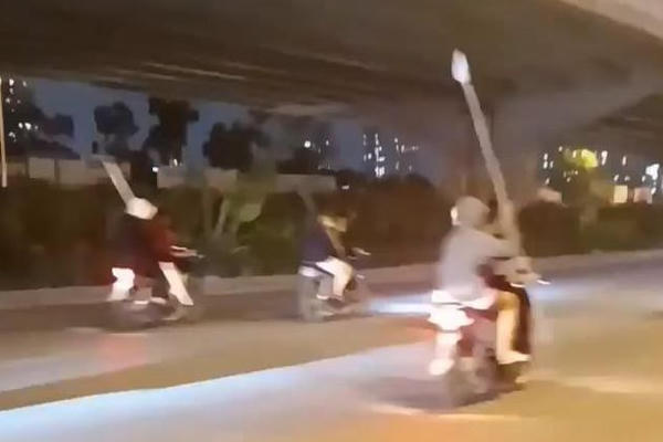 Ngăn chặn hơn 100 "quái xế" mang hung khí gây náo loạn đường phố