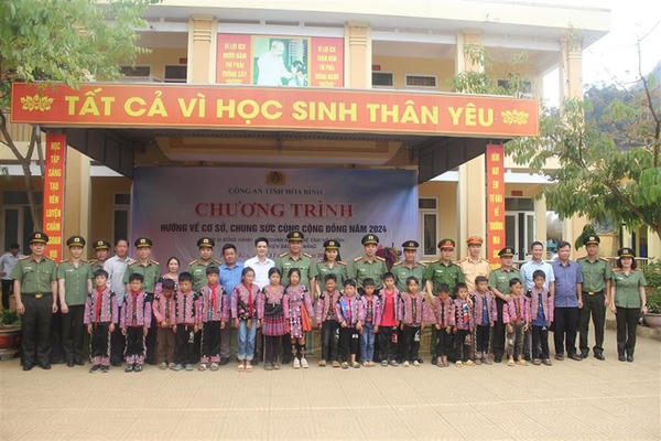 Công an tỉnh Hòa Bình trao tặng nhiều phần quà ý nghĩa cho học sinh vùng cao