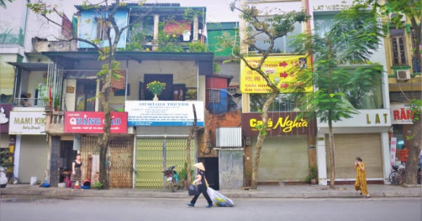 Hà Nội "vắng như Tết" sau lệnh đóng cửa hàng quán để phòng dịch Covid-19