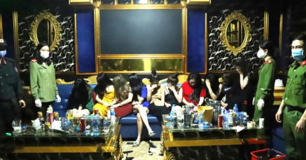 Bất chấp lệnh cấm, 11 đối tượng vẫn tụ tập thâu đêm trong quán karaoke