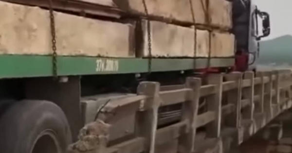 Xôn xao clip xe đầu kéo liều lĩnh qua cầu tải trọng 4 tấn?