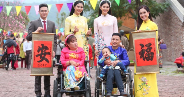 Ngọc Hân, Tiểu Vy diện áo dài trong chương trình Tết của VTV