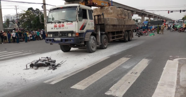 TP HCM: Xe máy cháy ngùn ngụt sau va chạm, hai người thương vong