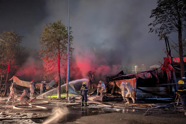 Kịp thời ngăn chặn cháy lan dãy cửa hàng kinh doanh ở phường Tây Hồ