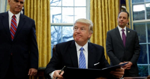 Tuần đầu tiên làm tổng thống của Donald Trump: Đầy bận rộn và nhiều kịch tính