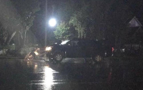 Hai người bị xe bán tải tông chết khi đứng bên đường nói chuyện