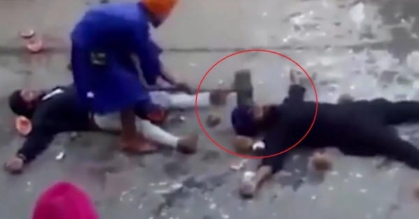 [Clip]: Bịt mắt đập trái cây, đập trúng đầu tình nguyện viên