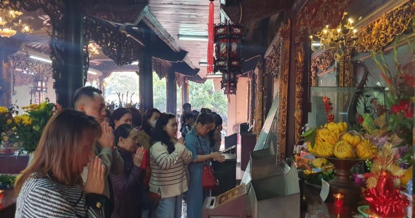 Rằm tháng Giêng, người dân đổ về đền Bia Bà cầu tài lộc, bình an