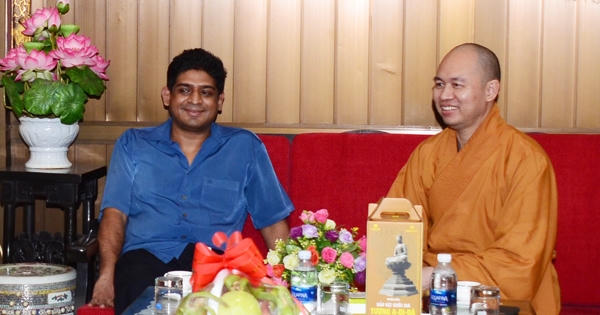 Hà Nội: Quốc vụ khanh Sri Lanka thăm và lễ Phật tại chùa Quán Sứ