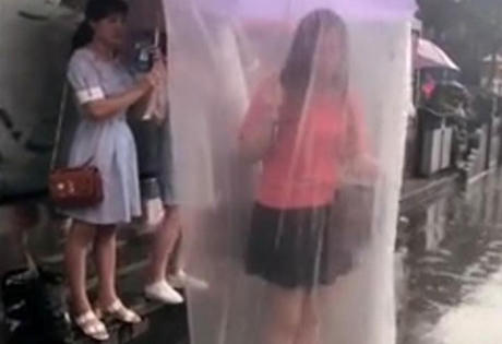 Cô gái chui vào 'bao cao su' khổng lồ để tránh mưa