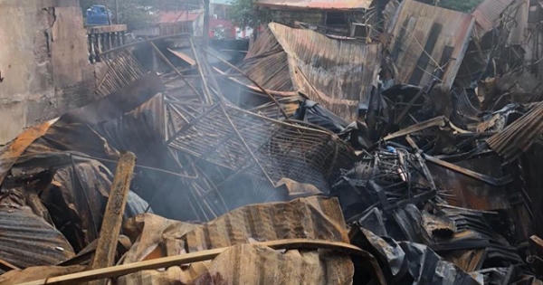 Vụ hỏa hoạn ở Đê La Thành do chập điện tại nhà ông Hiệp "khùng"? Vụ hỏa hoạn ở Đê La Thành do chập điện tại nhà ông Hiệp "khùng"?