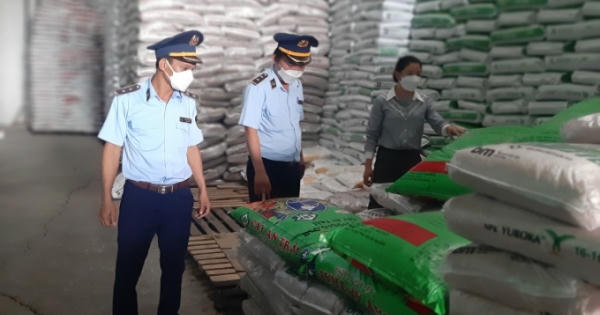 Phát hiện một công ty bán phân bón tại Tiền Giang vi phạm nhãn phụ Phát hiện một công ty bán phân bón tại Tiền Giang vi phạm nhãn phụ