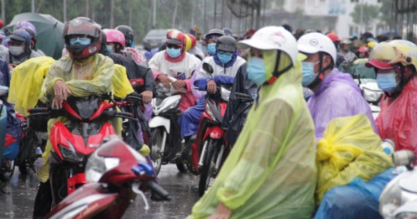 Nghệ An dựng nhà bạt hỗ trợ đón, hỗ trợ công dân hồi hương dưới trời mưa tầm tã