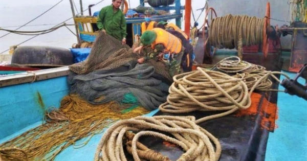 Nổ súng bắt 2 tàu dã cào đánh bắt hải sản trái phép