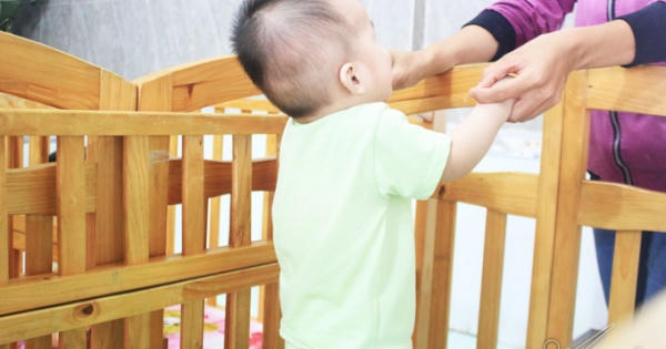 Cuộc điện thoại thay đổi số phận đứa trẻ sinh ra từ người mẹ tự tử