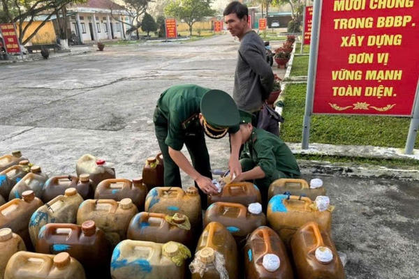 Sử dụng thuyền thúng vận chuyển hàng nghìn lít dầu D.O không rõ nguồn gốc