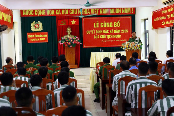 Trao quyết định đặc xá cho các phạm nhân dịp 30/4