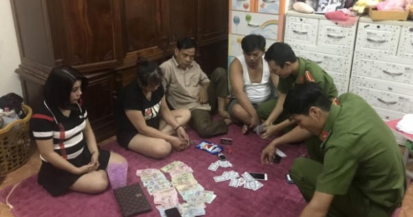 Bắt 12 con bạc đang say sưa đánh tiến lên miền nam trong căn nhà số 5