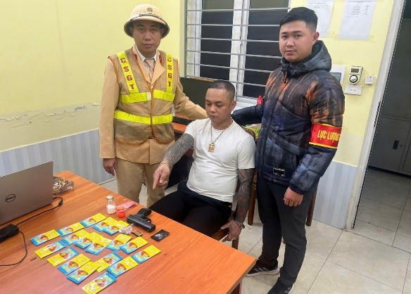 Kiểm tra xe ô tô có biểu hiện nghi vấn, Tổ công tác 141 thu giữ súng và nhiều ma túy