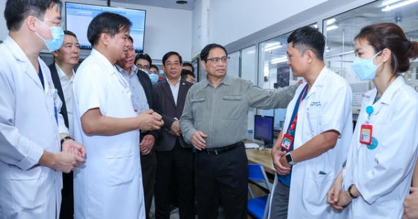 Thủ tướng kiểm tra đột xuất nhiều bệnh viện tuyến cuối, chỉ đạo nhiều vấn đề cấp bách