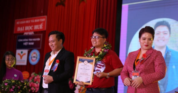 Nhiều cá nhân, tổ chức được vinh danh tại “Lễ tôn vinh tuổi trẻ cống hiến vì cộng đồng năm 2022” Nhiều cá nhân, tổ chức được vinh danh tại “Lễ tôn vinh tuổi trẻ cống hiến vì cộng đồng năm 2022”