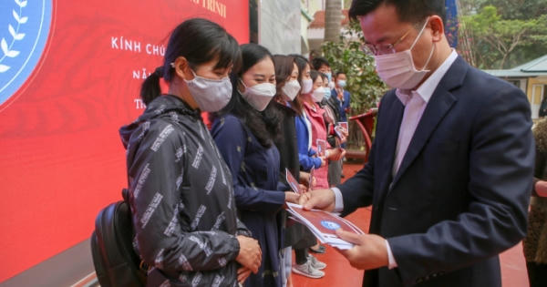Quận Ba Đình trao hơn 250 suất quà cho giáo viên khó khăn dịp Tết Quận Ba Đình trao hơn 250 suất quà cho giáo viên khó khăn dịp Tết