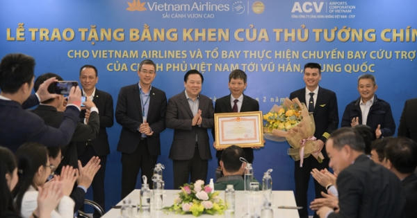 Thủ tướng Chính phủ tặng bằng khen cho Tổ bay Vietnam Airlines đón công dân Việt Nam trở về từ Vũ Hán Thủ tướng Chính phủ tặng bằng khen cho Tổ bay Vietnam Airlines đón công dân Việt Nam trở về từ Vũ Hán