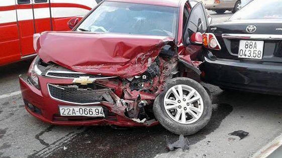Tai nạn liên hoàn trên cầu Thăng Long, 2 xế hộp nát bét đầu