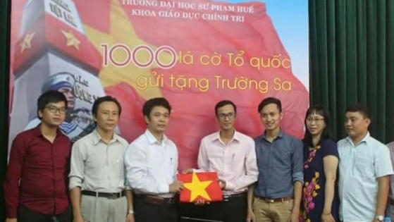 Nhóm Phóng viên Huế góp cờ Tổ quốc gửi tặng Trường Sa