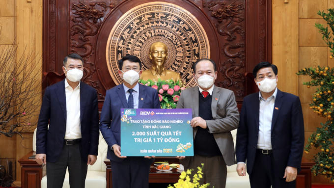 Chánh Văn phòng T.Ư Đảng Lê Minh Hưng thăm, tặng quà Tết tại tỉnh Bắc Giang Chánh Văn phòng T.Ư Đảng Lê Minh Hưng thăm, tặng quà Tết tại tỉnh Bắc Giang
