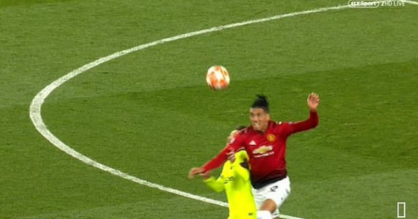 [Clip]: Messi chảy máu sau cú va chạm với Smalling